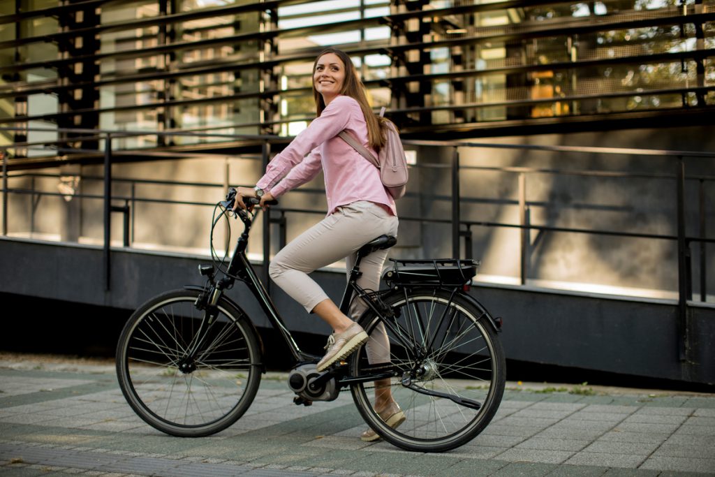 Femme conduisant un vélo électrique immatriculé